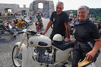 Elsterberg kürt die lauteste Hupe: Oldtimerfans sind begeistert - Ramona und Michael Müller waren zum ersten Mal beim Ruinenhupen in Elsterberg dabei.