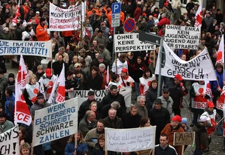 Elsterberg wehrt sich: 2000 Demonstranten fordern Enka-Erhalt - 
              <p class="artikelinhalt">Das hat Elsterberg noch nicht erlebt: 2000 Demonstranten zogen am Sonntag vom Enka-Werkstor zum Markt. Die Stadt zeigte Flagge, der Kampf um den Erhalt des Betriebes ist noch nicht verloren. </p>
            