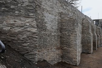 Elsterberger Burgruine erlebt in vier Wochen ihre ersten Festspiele - Die Nordmauer der Burgruine ist fertig saniert. 