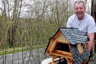 Elsterberger Dachdeckermeister fertigt außergewöhnliche Vogelhäuser: Jedes ist ein Unikat - Es hat viel Komfort, das als Villa ausgelegte Vogelhaus von Jürgen Brückner. Es besteht aus zwei Etagen, einer Fledermausgaube (im Bild nicht zu sehen) und jede Menge Einflugmöglichkeiten für die Vögel.