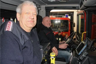 Elsterberger Feuerwehr für den Brandfall nun besser gerüstet - Bernd Lehmann (am Lenkrad) und Andreas Treibmann haben das neue Auto aus Hohenlinden bei München nach Elsterberg gefahren.