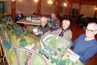 Elsterberger Modellbahnclub lässt Kinderherzen wieder höher schlagen - Die Mitglieder des Elsterberger Modellbahnclubs vervollständigen ihre Clubanlage und bauen Burgruine und Häuserelemente ein.