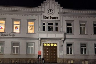 Elsterberger Rathausuhr steht auf kurz vor 12: Hat das letzte Stündlein jetzt geschlagen? - Die Elsterberger Rathausuhr ist auf kurz vor 12 stehengeblieben.