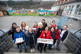 Elsterberger Schüler verschönern Bauzaun mit vogtländischen Sehenswürdigkeiten - Im Hintergrund der mit einem Wandbild gestaltete Bauzaun an den Trias-Schulen Elsterberg.