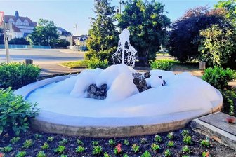 Elsterberger Springbrunnen gleicht einem Schaumbad - Da guckten die Elsterberger am Donnerstag nicht schlecht: Ihr Springbrunnen schäumte.