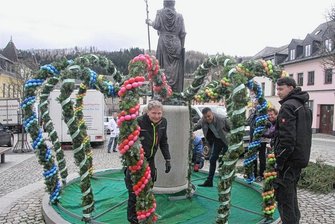 Elsterberger stellen Osterkrone im Marktbrunnen auf - Mitglieder des Gewerbevereins und Bürger stellen in Elsterberg die Osterkrone im Marktbrunnen auf. Der Stadtgründer Ritter Rayer hat einen guten Blick darauf.