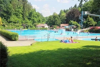 Elsterberger Waldbad auch mit 110-jähriger Geschichte ein Schmuckstück - Aus dem historischen Eingangsgebäude heraus fotografiert, bietet sich dieser Blick auf die Freizeiteinrichtung im Tremnitzgrund.