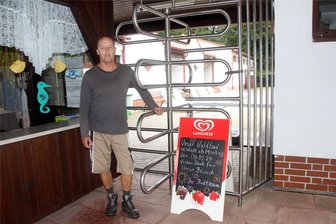 Elsterberger Waldbad beendet Saison mit dickem Besucherplus - Bademeister Jens Beckert mit dem Dankeschönschild, das am Badausgang stand. Damit bedankte er sich bei den Gästen.