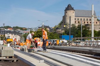 Elsterbrücke vor Teilöffnung: So geht es jetzt an der wichtigsten Baustelle in Plauen weiter - Die Haltestelle an der neuen Elsterbrücke wird derzeit gepflastert.