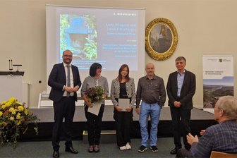 „Elstergeflüster“: Schülerin des Plauener Diesterweg-Gymnasiums gewinnt Landespreis - Lena Wiegand (Mitte) wurde am Freitag in Dresden ausgezeichnet.