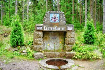 Elsterquelle vor 125 Jahren gefasst: Am Samstag wird groß gefeiert - Das Quellendenkmal der Weißen Elster im Wald zwischen Bärendorf und Steingrün/Výhledy ist 125 Jahre alt. Am Samstag ist es ein Ziel von sechs Touren einer Sternwanderung, zu der der Verband Vogtländischer Gebirgs- und Wandervereine und seine Partner einladen.