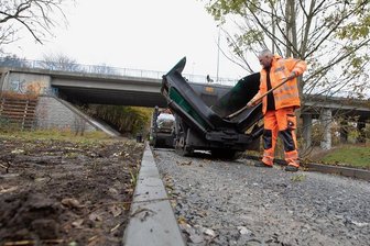 Elsterradweg-Etappe fast fertig: Womit das neue Teilstück in Plauen punktet - Bis Ende November soll in Plauen das 1,4 Kilometer lange Teilstück des Elsterradweges im Bereich zwischen Hammerplatz und Altchrieschwitz fertiggestellt werden. Im Bild: Andreas Pivorous von der Firma Wolf-Straßenbau. Hauptauftragnehmer ist das Fachcenter Garten STL-Bau GmbH aus Heinsdorfergrund. 