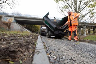Elsterradweg-Etappe fast fertig: Womit das neue Teilstück punktet - Bis Ende November soll in Plauen das 1,4 Kilometer lange Teilstück des Elsterradweges im Bereich zwischen Hammerplatz und Altchrieschwitz fertiggestellt werden. Im Bild: Andreas Pivorous von der Firma Wolf-Straßenbau. Hauptauftragnehmer ist das Fachcenter Garten STL-Bau GmbH aus Heinsdorfergrund. 