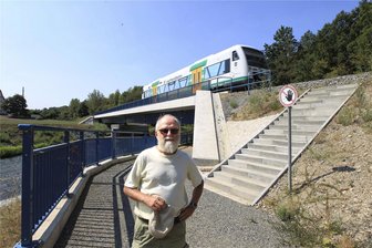 Elsterradweg: Rampe vorm Autohaus in Plauen - Stadtrat Klaus Gerber - auf einem Foto von 2020 in Alt-Chrieschwitz - zeigt häufig bauliche Missstände.