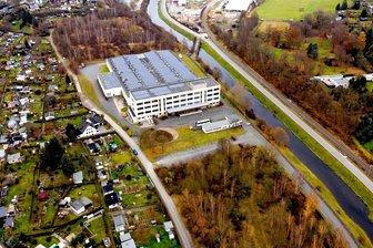 Elsterradweg: So geht es 2024 weiter - Weg vom Fluss, weg von der Panzerbrücke: Der Elsterradweg wird 2024 weiter gebaut - hinter dem Gelände der ehemaligen Plauener Gardine (Bildmitte) entlang.