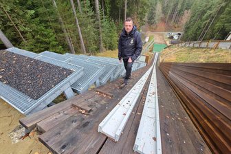 Elsterschanzen im Vogtland: Das ist fertig und das noch zu tun - Sven Schneider an der K20-Schanze an den Elsterschanzen in Bad Elster. Aus Sicherheitsgründen braucht die Schanze noch ein neues Geländer an der Treppe und ein Podest.