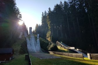 Elsterschanzen-Sanierung beginnt - Die Elsterschanzen in Bad Elster dürfen aufgrund verschiedener Mängel seit 2007 nicht mehr für Wettkämpfe genutzt werden. Jetzt wird die Anlage instandgesetzt.