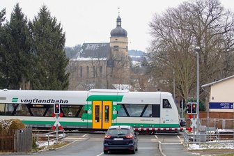 Elstertalbahn: Vogtland bestellt 46 Züge - Ein Triebwagen der Vogtlandbahn fährt durch Kürbitz. Wenn die Elstertalbahn in Richtung Tschechien einmal elektrifiziert und durchgängig zweigleisig ausgebaut sein wird, sollen dort deutlich mehr Züge fahren.