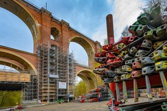 Elstertalbrücke bei Jocketa für Zugverkehr bis Anfang Juni zeitweise gesperrt - Bis Juli ist die Brücke eingerüstet.