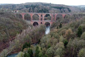 Elstertalbrücke: Die Bahn spürt Weltkriegsbomben nach - Roter Staub lag tagelang über dem Tal, als die zweitgrößte Ziegelsteinbrücke 1945 gesprengt wurde. Der Wiederaufbau verlangte den Arbeitern alles ab. Heute steht die Elstertalbrücke vor der Sanierung, eindringendes Wasser gefährdet die Stabilität. Die Bahn geht von einer noch immer hohen Kampfmittelbelastung aus.