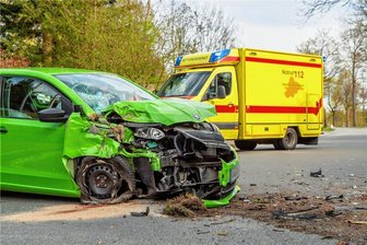 Elterlein: 66-Jährige übersteht schweren Unfall mit leichten Verletzungen - Schwerer Unfall am Montagabend in Elterlein: Ein Skoda ist mit einem Baum kollidiert. Den Sachschaden beziffert die Polizei auf rund 21.000 Euro. 