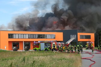 Elterlein: Feuer auf Firmengelände - drei Verletzte - Am Sonntagvormittag ist eine Lagerhalle in der Scheibenberger Straße in Elterlein in Brand geraten.