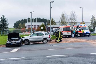 Elterlein: Kia kracht in Audi - mehrere Personen verletzt - Unfall bei Elterlein: Kia kracht in Audi