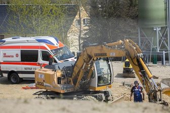 Elterlein: Kipper stürzt auf Bauarbeiter -