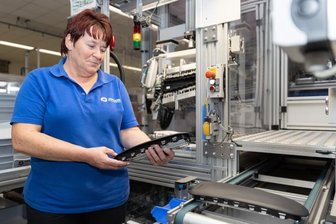 Elterleiner Airbag-Firma baut weitere Produktionslinien auf - Birgit Schieck - hier bei der Modulmontage eines Seitenairbags mit anschließender Endkontrolle - gehört zum Joyson-Team in Elterlein.