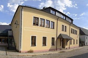Elterleiner Verein will verwaistes Schulgebäude mit Leben erfüllen - Der Förderverein Barbara-Uttmann-Haus bietet in der früheren Oberschule an der Kirchgasse schon bald Kurse an. Die bekannte Unternehmerin Barbara Uthmann aus dem 16. Jahrhundert wird in Elterlein von jeher Uttmann geschrieben