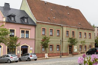 Elterleins Rat stellt sich vorerst hinters Uttmann-Haus-Projekt - Nun soll die Stadt Elterlein einen Fördermittelantrag fürs Uttmann-Haus erarbeiten. Ein Verein will später im Gebäude ein touristisches Zentrum mit Schwerpunkt auf traditionellem Textilhandwerk betreiben. Die berühmte Unternehmerin Barbara Uthmann wird in Elterlein traditionell Uttmann geschrieben.