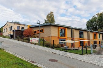 Elterleins Stadtrat stimmt für höhere Kita-Beiträge - Die Elterleiner Kindertagesstätte besteht aus einem alten und aus einem neuen Teil. Die Gebäude sind miteinander verbunden.