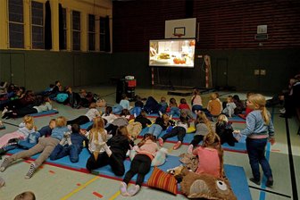 Eltern aus Remse und Umgebung ziehen an einem Strang: Wenn sich die Turnhalle zum Kino verwandelt - Die Turnhalle wird in Remse zum Kino: Viele Kinder brachten Kissen und Decken mit.