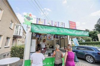 Eltern bei Erotik-Festival auf Ibiza: Opa passt auf Kinder auf und verwöhnt halbes Dorf mit Eis - Das Quark-Eis-Mobil von Gert Wonneberger steht vor der Wonneberger-Fabrik in Mühlau. Viele Mühlauer sind in den vergangenen Tagen mehrfach zum Schlecken gekommen. Ob es das Angebot weiterhin gibt, liegt an den Textilfabrikanten von Erotik-Wäsche.