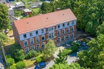 Eltern besorgt um Zukunft der Grundschule Oberlosa - Die Grundschule Oberlosa liegt idyllisch im Grünen. Doch die Anmeldezahlen sind zu gering.