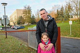 Eltern drängen auf schnellen Schulneubau für Kooperationsschule in Chemnitz - Michael Fritzsche mit Tochter Anneli vor dem Ausweichgebäude der neuen Kooperationsschule in Borna. Nach Angaben der Stadtverwaltung seien für den Standort Borna aufgrund seiner generellen Nutzung als Auslagerungsobjekt für Schulsanierungen verschiedene Instandhaltungsmaßnahmen vorgesehen. Wann und in welcher Form bleibt aber offen.