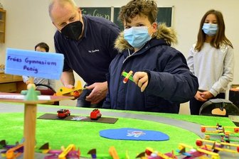 Eltern dürfen wieder in die Schule - Bei Techniklehrer Udo Lenkeit konnte am Samstag im Freien Gymnasium in Penig auch Grundschüler Jakob ein Flugzeug starten lassen.