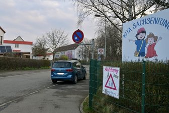 Eltern enttäuscht: Zwickauer Verkehrsbehörde will nur Schild vor Kita ändern - An der Kita Sachsenring ist Parken rechts und links verboten.