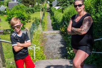 Eltern fordern die Sanierung der Auer Himmelsleiter - Enzo Brandt und seine Mutter Jennifer Brandt ärgern sich über den Zustand der Himmelsleiter. 