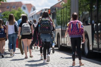 Eltern-Frust über neue Regeln für Schülertaxis in Chemnitz: Was das Rathaus dazu sagt - Die meisten Kinder und Jugendlichen nutzen für den Weg zur Schule die üblichen Bus- und Bahnlinien. Gesonderte Fahrdienste werden nur im Ausnahmefall bewilligt.