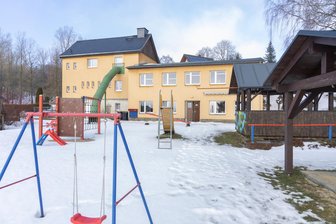 „Eltern haben Angst, ins Rathaus zu gehen“ – Geplantes Aus für Kita im Erzgebirge erregt weiter die Gemüter - Bleiben der Garten und die Spielgeräte an der Kindertagesstätte „Bergstadtknirpse“ in Jöhstadt bald für immer leer? Die Einrichtung steht weiter vor dem Aus.