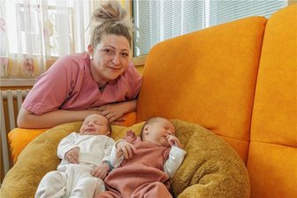 Eltern im Erzgebirge lieben kurze Vornamen wie Hanna, Emilia, Finn und Elias - Kindertag auf der Neugeborenenstation im Erzgebirgsklinikum Annaberg: Gesundheits- und Kinderkrankenpflegerin Cathleen Albrecht kümmert sich um Noah Poller (geboren am 30. Mai, 12.09 Uhr) und Nora Großlaub (geboren am 29. Mai, 3.08 Uhr).
