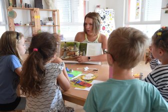Eltern in Burgstädt alarmiert: Schulsozialarbeit droht wegzufallen - Erzieherin Jessica Nauth im Hort der Goethegrundschule bei einer Beschäftigung. Dort leistet Yvonne Worbs Schulsozialarbeit.