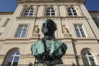 Eltern in Sorge: Droht zwei der vier Grundschulen in Reichenbach das Aus? - Die Weinholdschule Reichenbach vereint in sich eine Grund- und eine Oberschule. Letztere braucht mehr Platz.