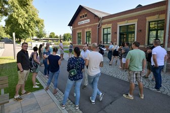 Eltern in Wilkau-Haßlau bekommen Klarheit: DRK schließt Kindergarten „Zwergenland“ - Vor und nach dem Elternabend zur Schließung der Kindertagesstätte „Zwergenland“ in Wilkau-Haßlau diskutierten die Eltern.