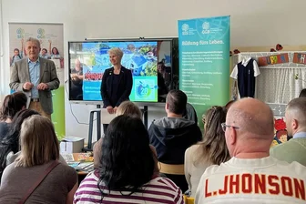 Eltern interessiert an neuer zweisprachiger Grundschule Frankenberg - Bianka Teichmann und Rüdiger School stellten in Frankenberg das Konzept der neuen internationalen Grundschule vor und stellten sich Elternfragen.