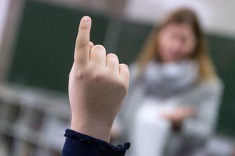 Eltern irritiert: Zwei Erzgebirgsdörfer zoffen sich um die eigenen Grundschüler - Wo lernt welches Kind künftig? Der erhobene Zeigefinger ist seit Monaten oft zu erleben, wenn Burkhardtsdorf und Gornsdorf sich um Schulfragen kümmern.