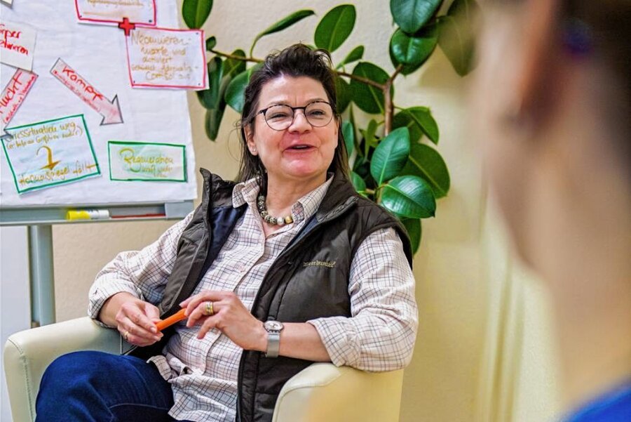 Eltern-Kind-Kuren in Sachsen: Nach Corona-Stress gibt es hier Hilfe - Gesprächstherapien tun Renate Schmidt besonders gut.
