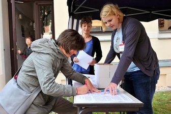 Eltern protestieren gegen Einschnitte an Chemnitzer Musikschule - Constanze Hähnlein (rechts) erläutert Mechthild Winkler das Anliegen der Elternvertretung der Musikschule. Das Gremium will bis kommenden Mittwoch Unterschriften für vertragsgemäßen Unterricht und eine angemessene finanzielle Ausstattung der Einrichtung sammeln. Auch bei Friederike Schmidt (Mitte) von der Vertretung der an der Musikschule tätigen Honorarlehrer stößt die Initiative auf Zustimmung.