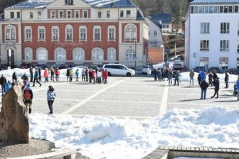 Eltern protestieren in Klingenthal gegen geschlossene Schulen und Kitas - Es geht vor allem um unsere Kinder - so der Tenor einer Zusammenkunft auf dem Marktplatz in Klingenthal am Samstagvormittag. 